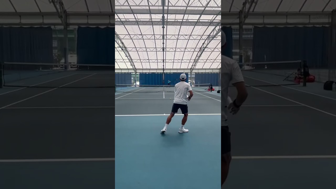 【問題です】手前のプロがやっている片手打ちの人にしかできないことは何でしょう？