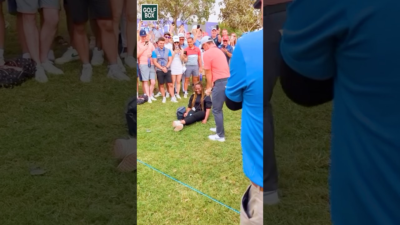 맥길로이가 친 공이 갤러리 다리 위로 올라갔다?! #shorts