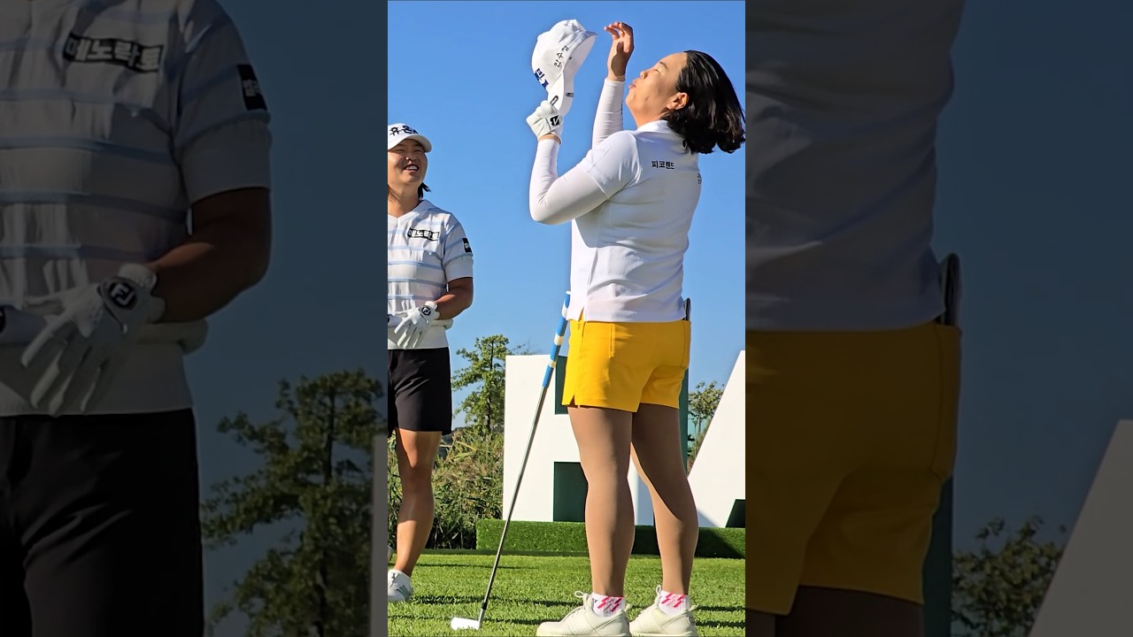 아기 엄마도 미모만은 못말려.모자 예쁘게 써야지.안선주