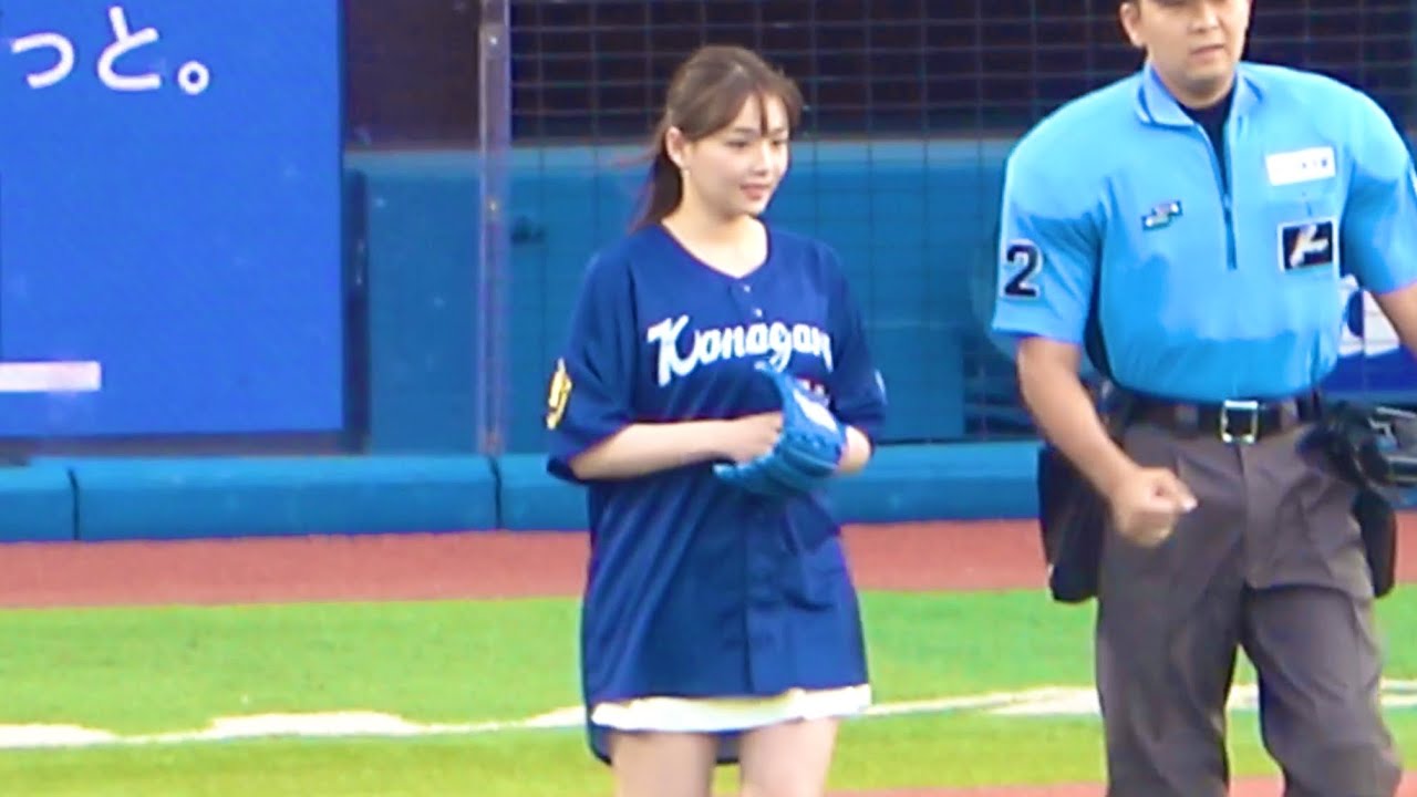 篠崎愛さん、白ミニスカでキュートな始球式！ 横浜DeNAベイスターズ 2024/8/11