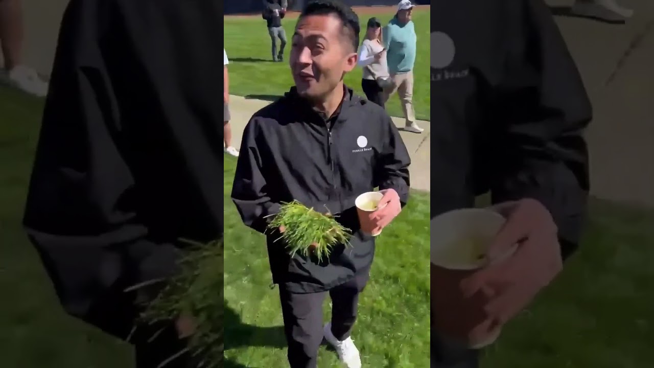 This fan got an unexpected souvenir at Torrey Pines courtesy of Rory McIlroy. 😅  #golf #usa#golflife