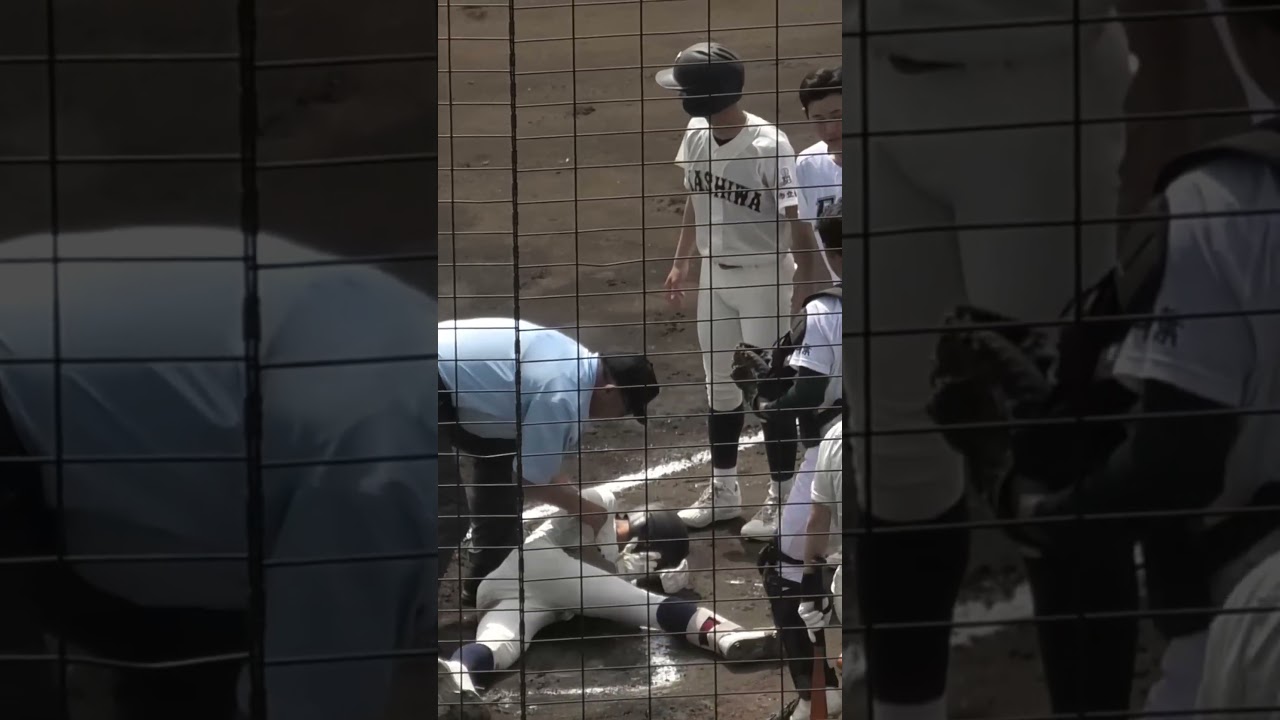 塁審「救急車呼んだほうがいいかも！！」頭部への死球で球場騒然！