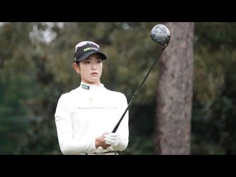 グリーン上で膝をつき、喜びのポーズを見せる原英莉花選手の写真