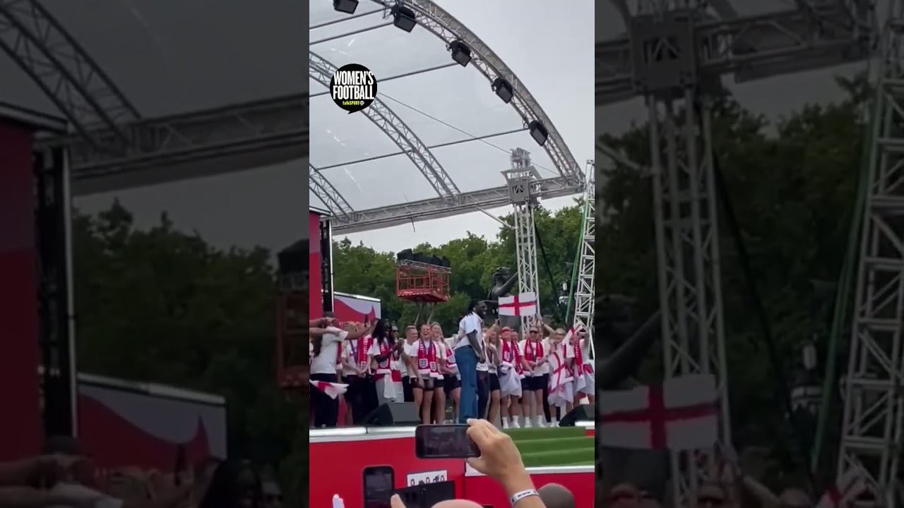 Lionesses Lift EUROs TROPHY At Victory PARADE In London 🦁🔥🏴󠁧󠁢󠁥󠁮󠁧󠁿