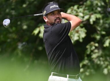 ジェイソン・デイと仲間たちは、600万ドルのPGAツアーイベントが第2ラウンド前に突然中止となり、待機を余儀なくされた