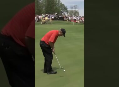Jack Nicklaus effortlessly drains a 102-foot putt at the 2010 Senior PGA Championship 🤯