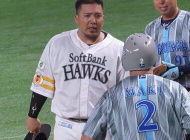 上沢からデッドボールを受ける牧、桑原に対し、ひたすら謝る山川(2025.6.14/PayPayドーム）