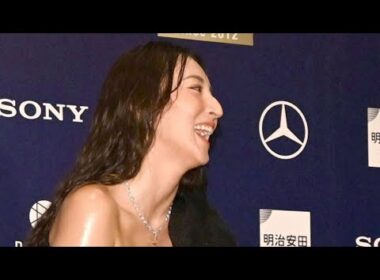 「素敵なお見脚チラリ…」今年初勝利、脇元華〝妖艶な黒ドレス〟に「宝塚の人みたい」「本当に女優さん顔負け」