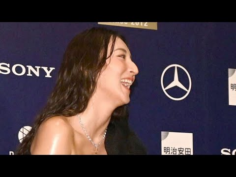 「素敵なお見脚チラリ…」今年初勝利、脇元華〝妖艶な黒ドレス〟に「宝塚の人みたい」「本当に女優さん顔負け」