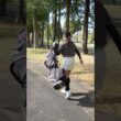 正しいバッグの担ぎ方はどっちでしょう